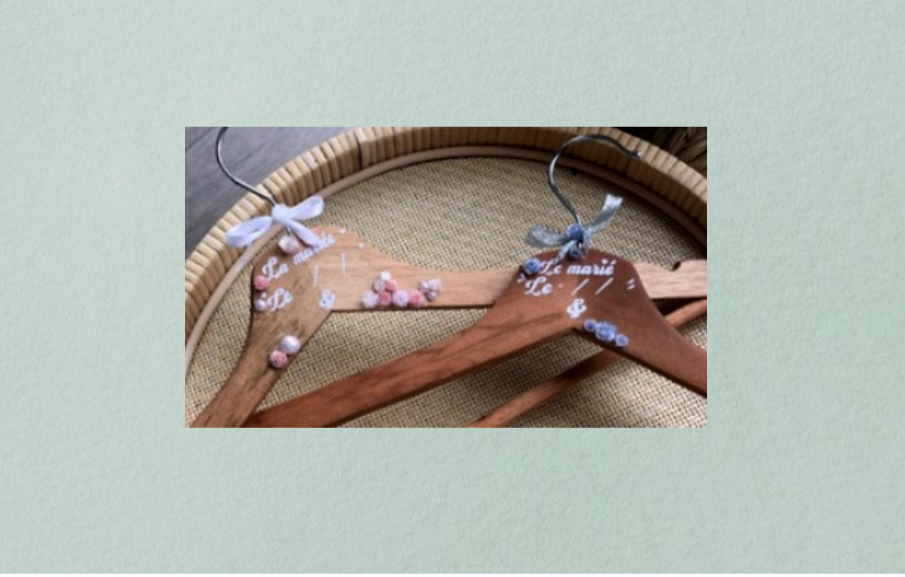 Cintres en bois floqué pour mariés